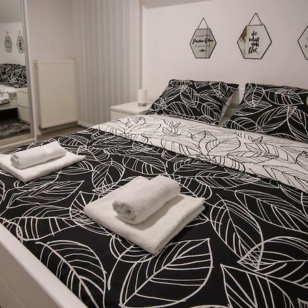 Apartman F&F Оточац Экстерьер фото