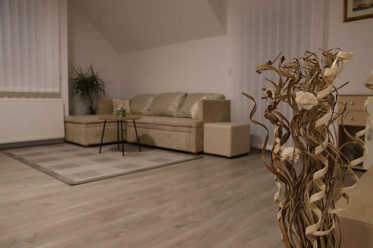 Apartman F&F Оточац Экстерьер фото