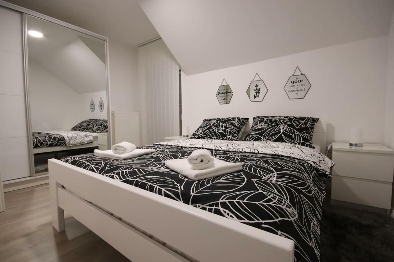 Apartman F&F Оточац Экстерьер фото